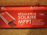 une image représentant une boîte rouge contenant un petit appareil électronique