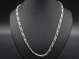 un collier à chaîne en argent autour du cou d'un mannequin
