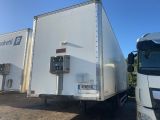 deux camions garés l'un à côté de l'autre dans un parking