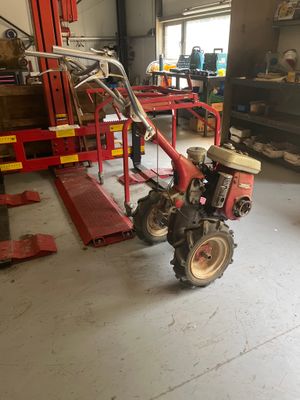 un petit tracteur garé dans un garage