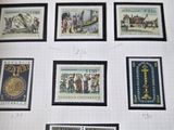 beaucoup de timbres sur une feuille de papier