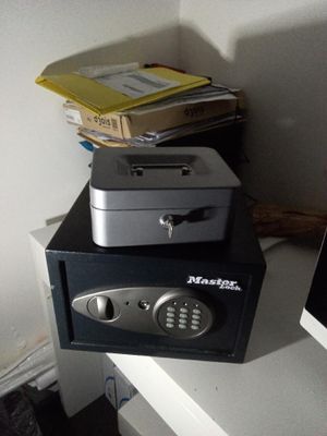 un petit coffre-fort posé sur un bureau d'ordinateur