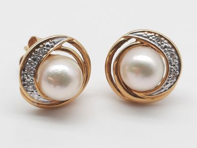 une paire de boucles d'oreilles en perles et diamants