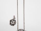 un gros plan d'un collier orné d'une tête de chat