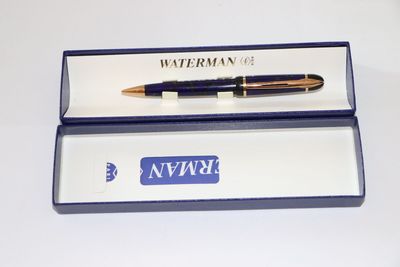 un stylo qui se trouve dans une boîte sur une table
