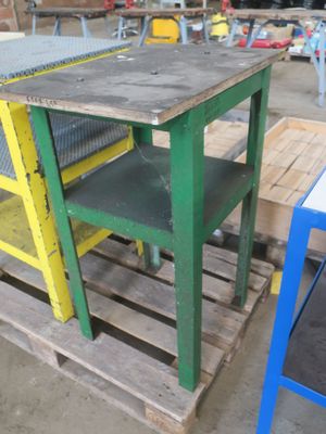 une table posée sur une palette