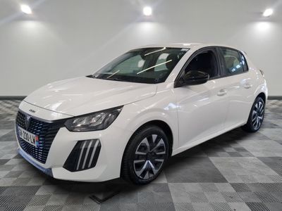 une voiture blanche garée dans une pièce au sol en damier