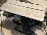 une table sur laquelle est posée une scie