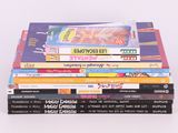 plusieurs livres empilés sur une table