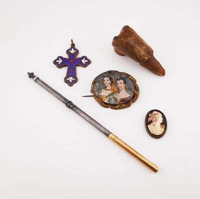un assortiment d'objets comprenant un stylo, une croix et d'autres objets