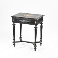 Table travailleuse en bois noirci marqueté centré d'un médai… (photo 3)