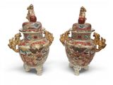 paire de vases chinois avec des anses en forme de dragon, posés sur des socles, sur un fond blanc