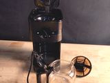 une cafetière posée sur une table