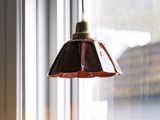 une lampe suspendue au rebord d'une fenêtre