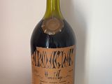 une bouteille de vin posée sur une étagère