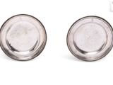 une paire de boucles d'oreilles plaquées argent sur fond blanc