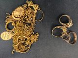 deux paires de bagues en or et tout un tas de chaînes en or