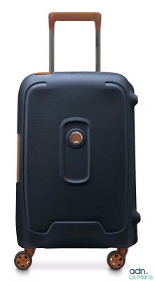 une valise noire à roulettes, munie d'une poignée marron