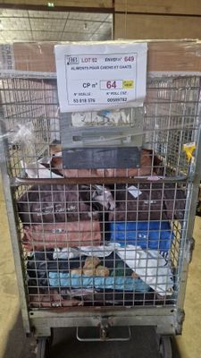 une cage contenant beaucoup de nourriture