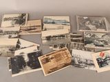 plusieurs vieilles photos en noir et blanc représentant des personnes et des véhicules, posées sur une table