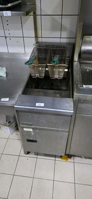 deux friteuses au milieu d'une cuisine