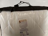 un sac posé sur un lit