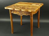 une image représentant une petite table en bois ornée d'un motif floral