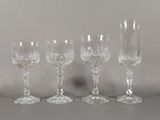 quatre verres à vin transparents sont alignés sur une table