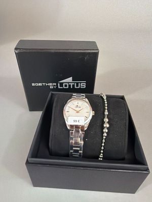 une montre et un bracelet dans un coffret posé sur une table