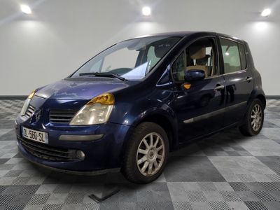 la photo d'une petite voiture bleue garée dans un garage