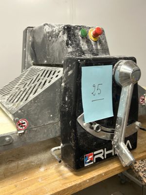 une photo d'une machine à pétrir sur laquelle est posée une feuille de papier
