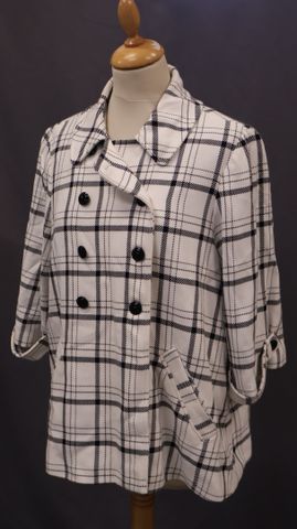 Veste blanche et noir signée PABLO. Taille 42