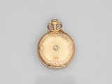 une montre de poche en or ornée d'un diamant au centre