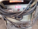 une machine à laquelle sont raccordés tout un tas de fils