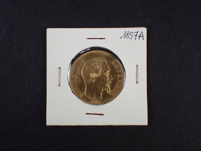 gros plan d'une pièce d'or sur une surface noire