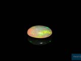 un oplite blanc dans l'obscurité