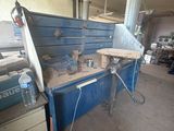 une image d'un établi dans un garage