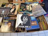 beaucoup de livres par terre dans une pièce