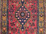 un tapis rouge et bleu à motifs