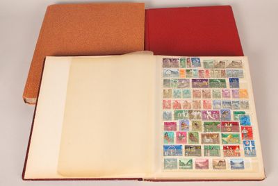 un livre ouvert avec des timbres, posé sur une table