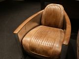 un fauteuil en cuir marron placé devant un bureau