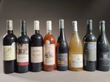 des bouteilles de vin sont alignées sur une table