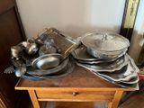 une table sur laquelle sont posées tout un tas de casseroles et de poêles