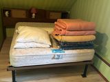 un lit avec un matelas et quelques couvertures par-dessus