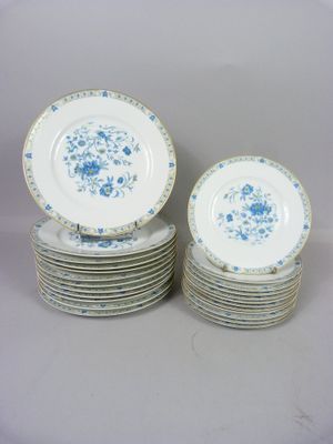 plusieurs assiettes sont empilées sur une table