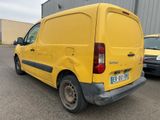l'arrière d'une camionnette jaune garée sur un parking
