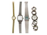 trois types différents de montres et de bracelets sur un fond blanc