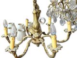 un lustre auquel sont attachées cinq lampes