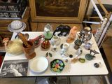 une table blanche sur laquelle sont posés de nombreux objets