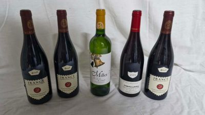 quatre bouteilles de vin sont alignées sur un drap blanc